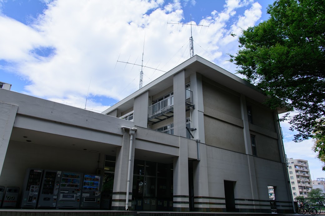 駒場キャンパス内の学生会館。屋上に建っているアンテナは東大無線部所有のものです。